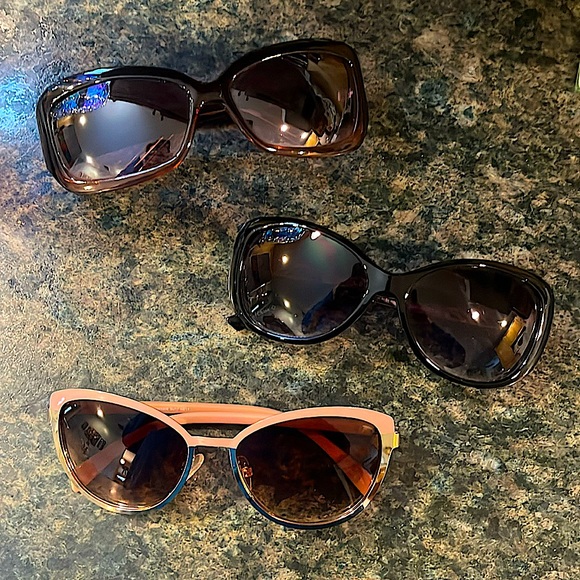 Set of 3 Sunglasses 🕶️ - Picture 1 of 10